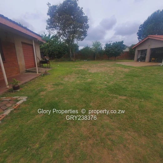 Vacant office to let in Borrowdale West 